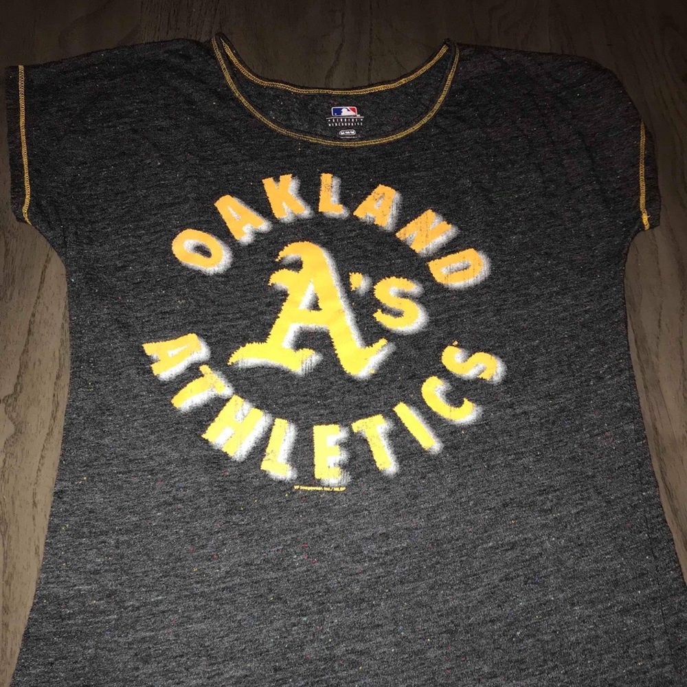 Women’s MLB Oakland A’s graphic t-shirt Size M.